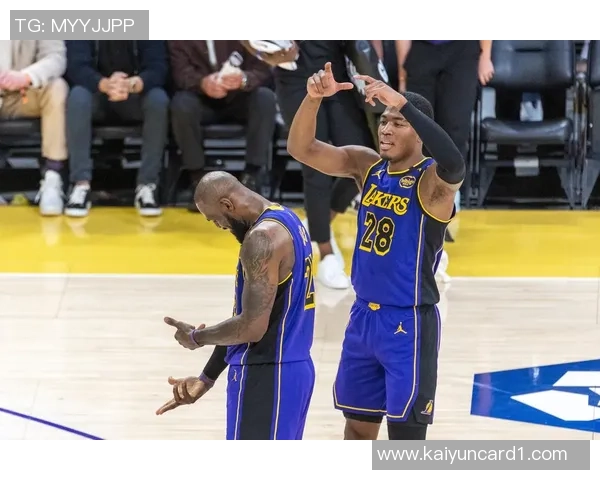 季前赛迎战湖人太阳队晒出布克马威帅气登机照引发关注