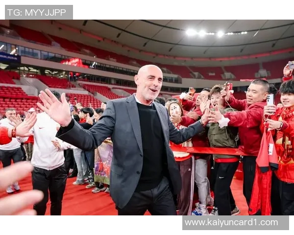 海港三连冠荣耀时刻上海海港足球俱乐部2025赛季总结会圆满召开 海港三连冠荣耀时刻上海海港足球俱乐部2025赛季总结会圆满召开